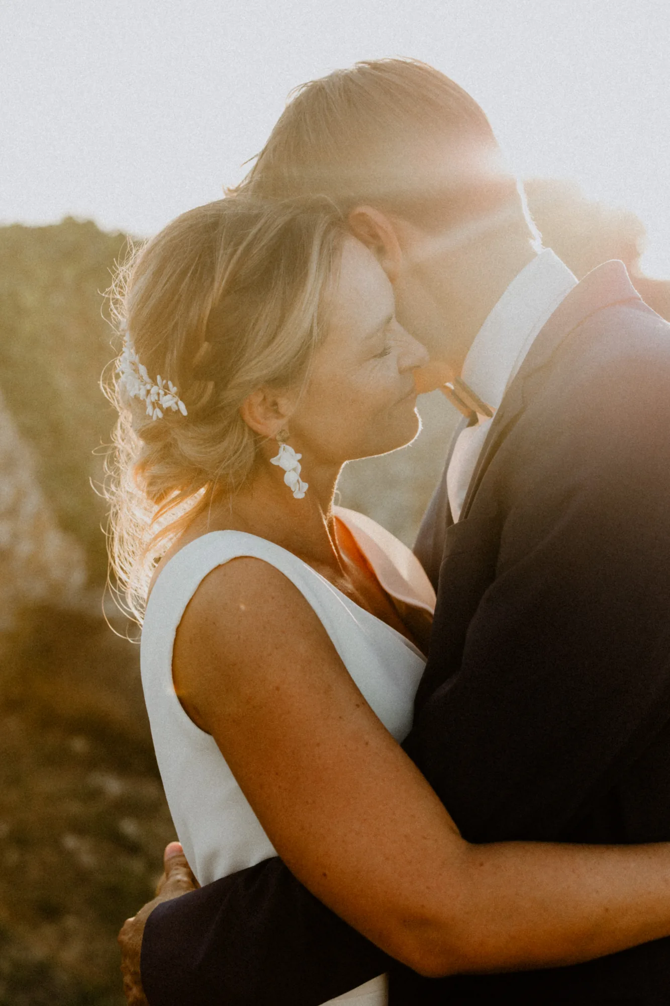 Couple de mariés au coucher du soleil