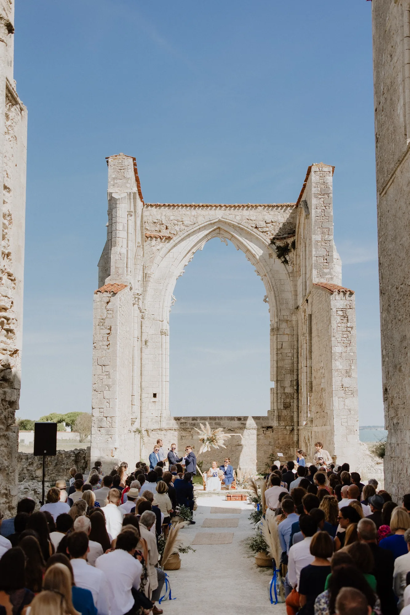 Cérémonie extérieure sous une arche
