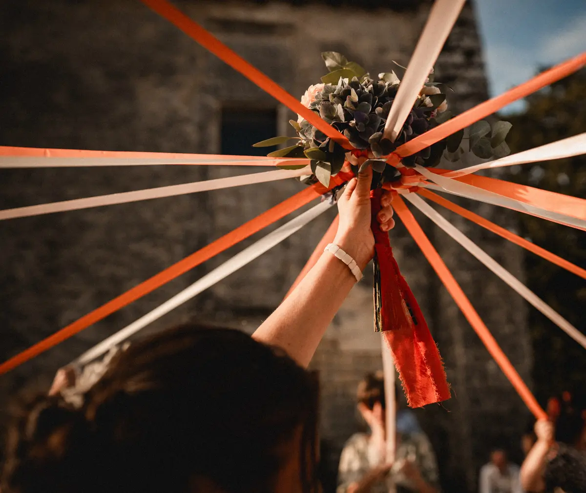 Un mariage champêtre & orangé à l’Abbaye de Fontdouce